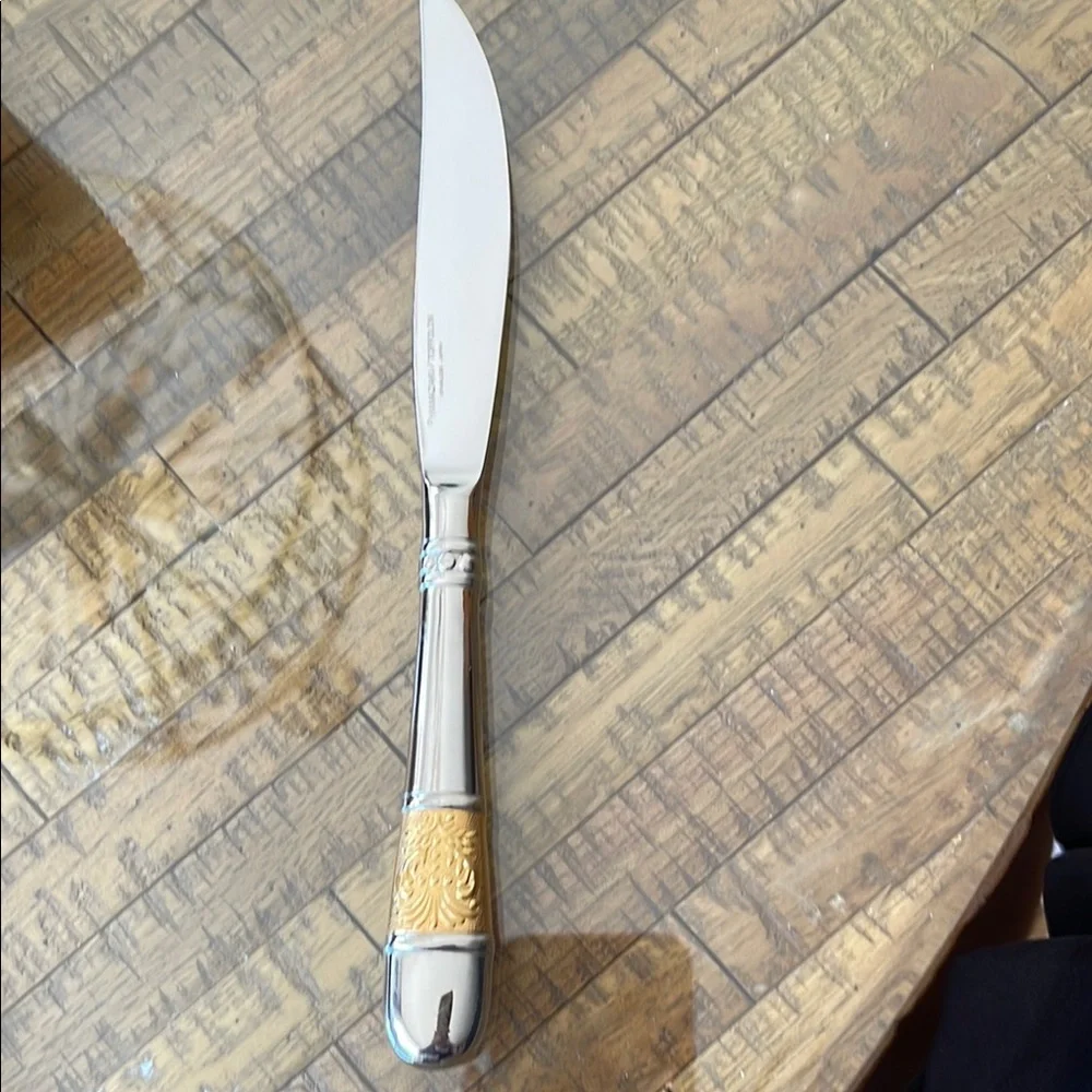 Yamazaki. Medalia Gold Accent Elegant Silver and Gold Dinner Knife